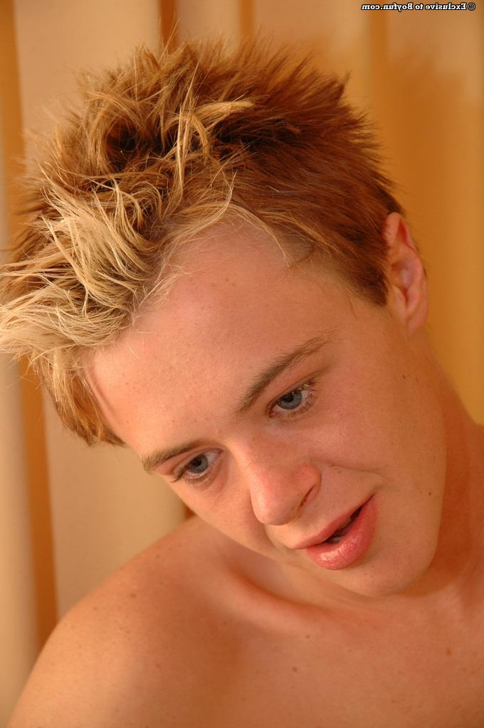 20P Der blonde Junge Shayne duscht, nachdem er auf dem Sofa masturbiert hat