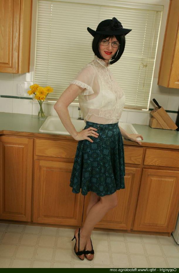 12P Dame mûre exposant ses courbes sexy couvertes de lingerie dans la cuisine