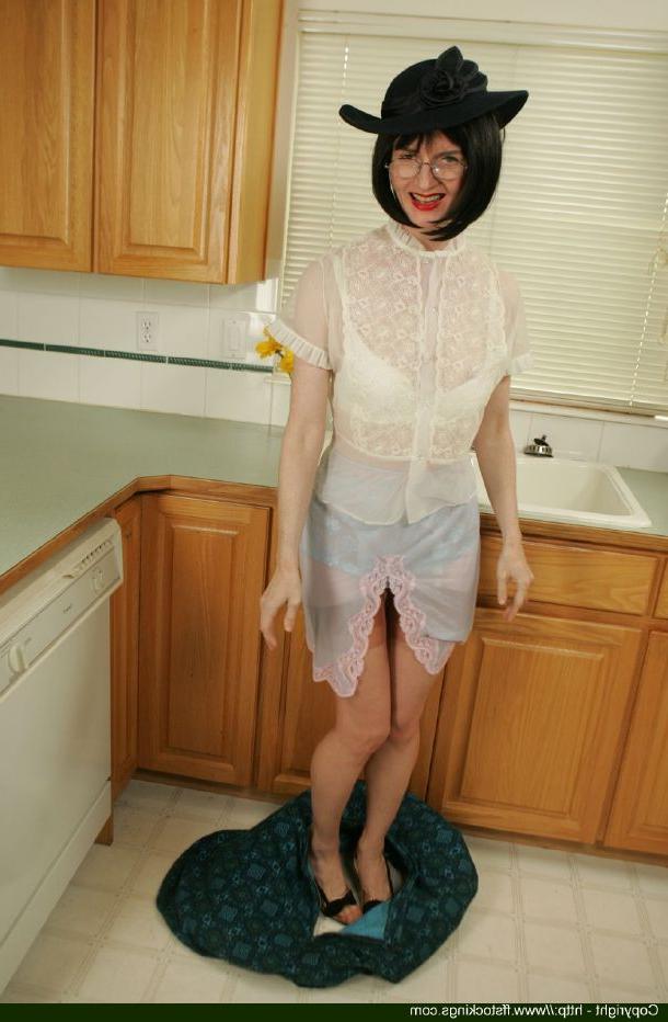 12P Dame mûre exposant ses courbes sexy couvertes de lingerie dans la cuisine