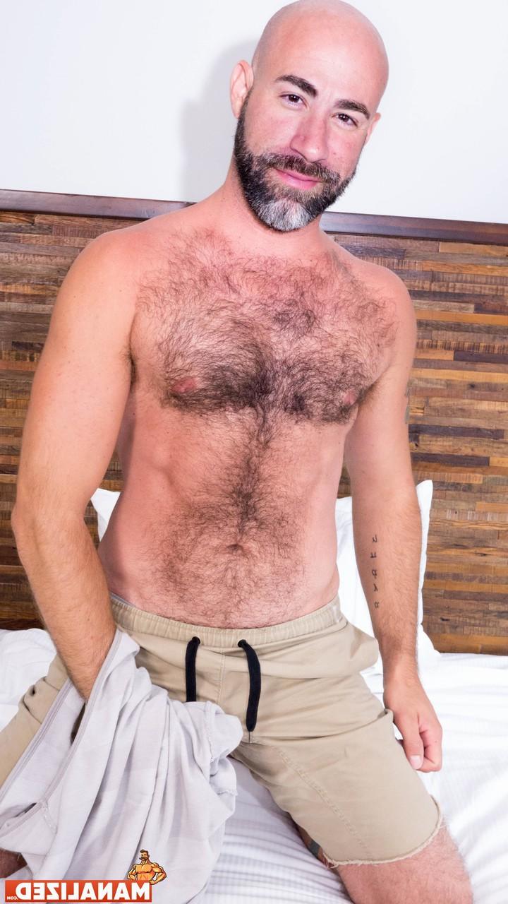 15P El oso gay Damon Andros se desnuda y se toca el cuerpo peludo y la polla dura
