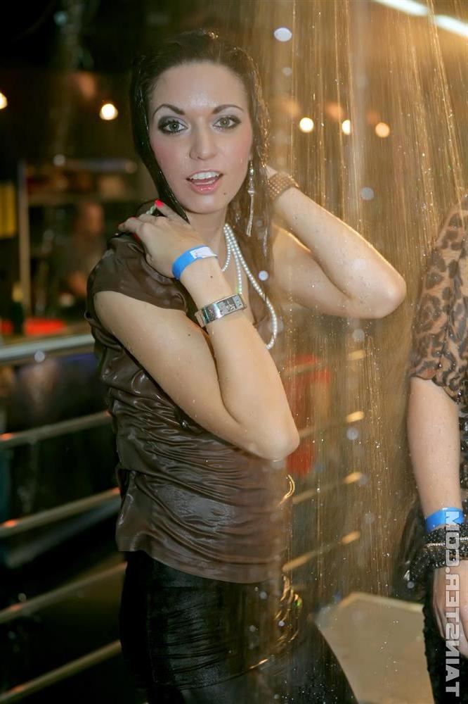 15P Chicas vestidas se mojan en una fiesta mientras chupan pollas y besan a otras chicas