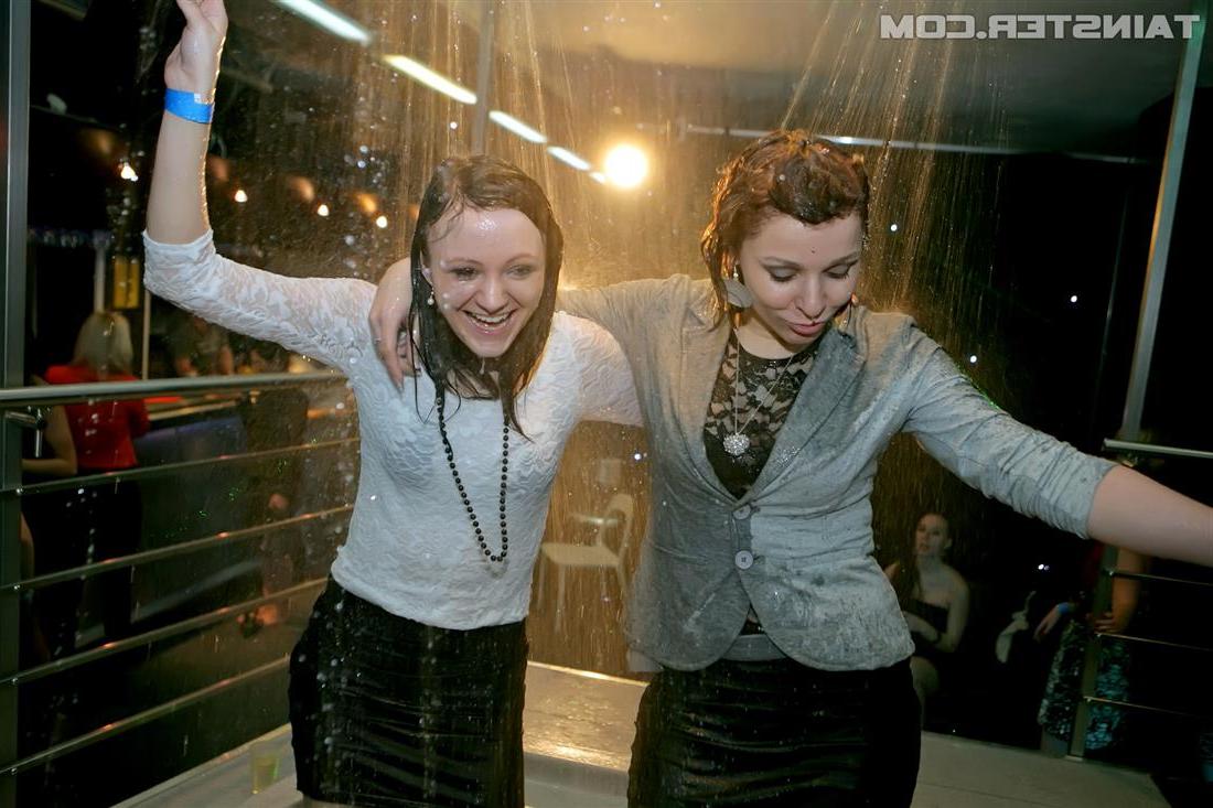 15P Chicas vestidas se mojan en una fiesta mientras chupan pollas y besan a otras chicas