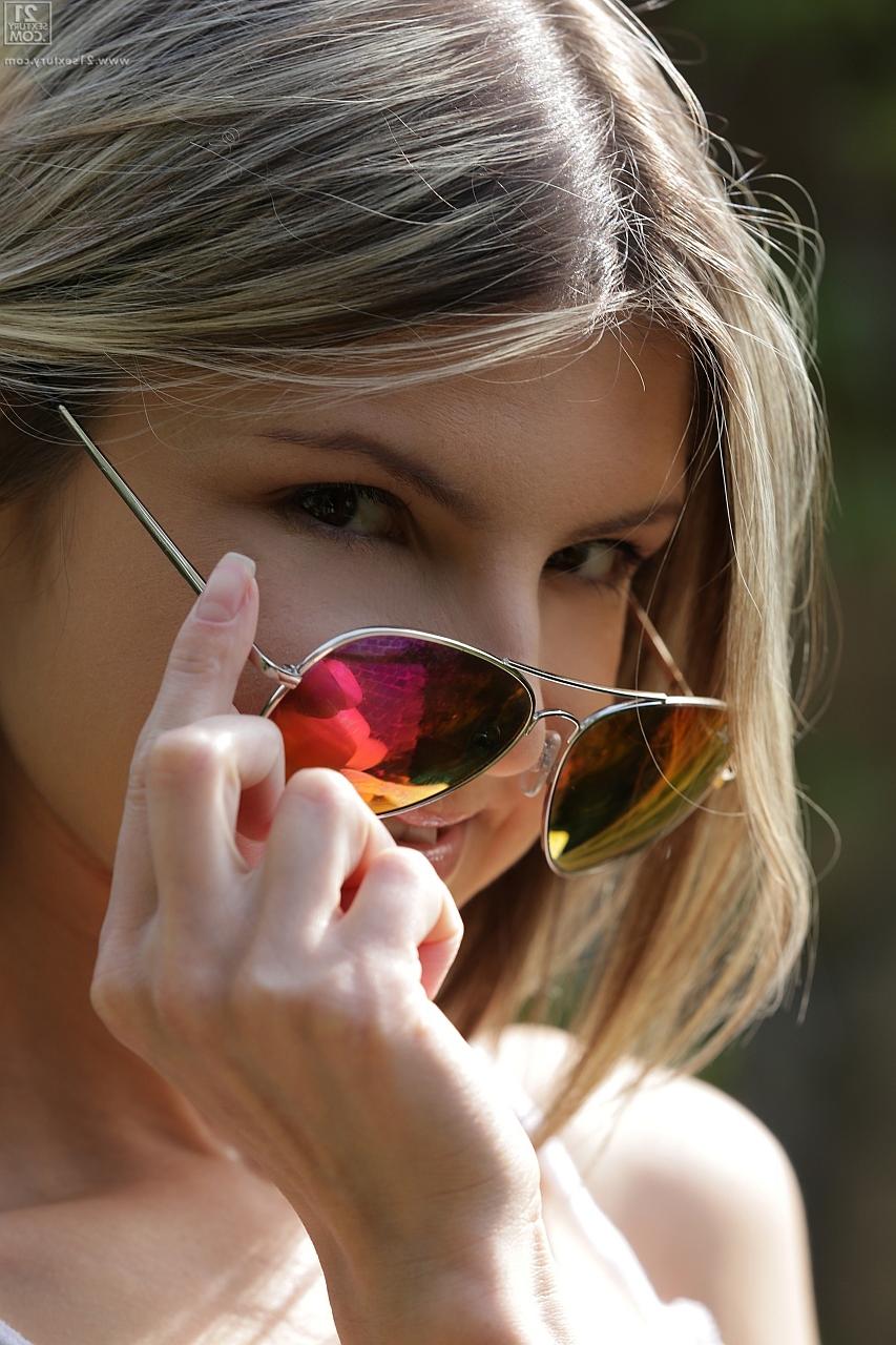 17P Doce aparência adolescente Gina Gerson mostra seu corpo sexy ao ar livre