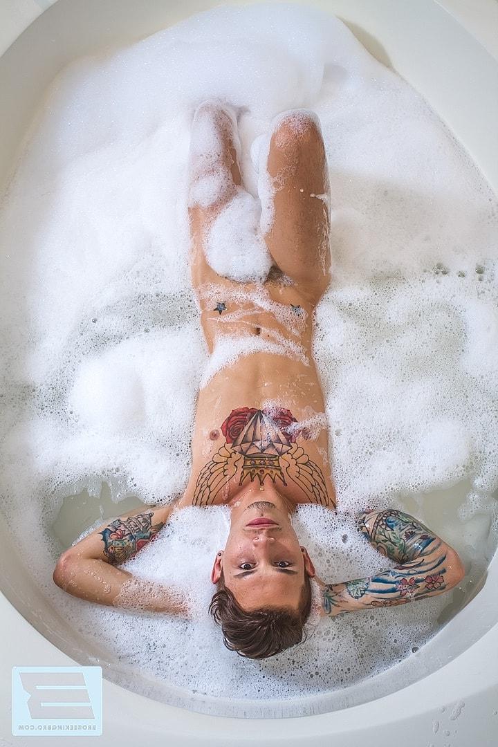 20P El rico tatuado Seth Night es follado por el reparador gay Bravo Delta