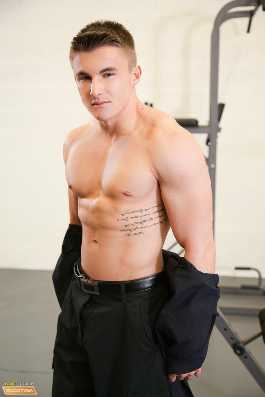 20P L'étalon blond Ty Thomas se fait enculer par le pompier Jake Davis à la salle de sport.