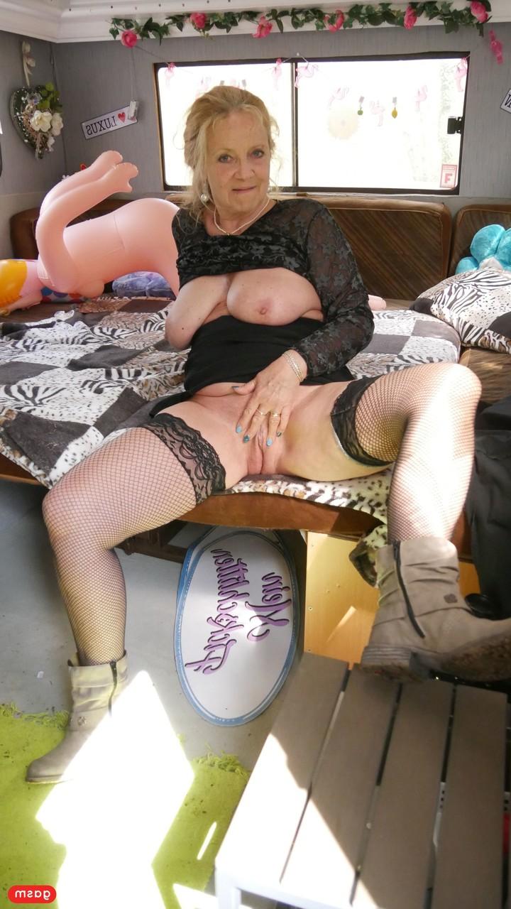 14P Une mamie allemande vigoureuse aux gros seins se fait baiser dans les bois et dans un camping-car