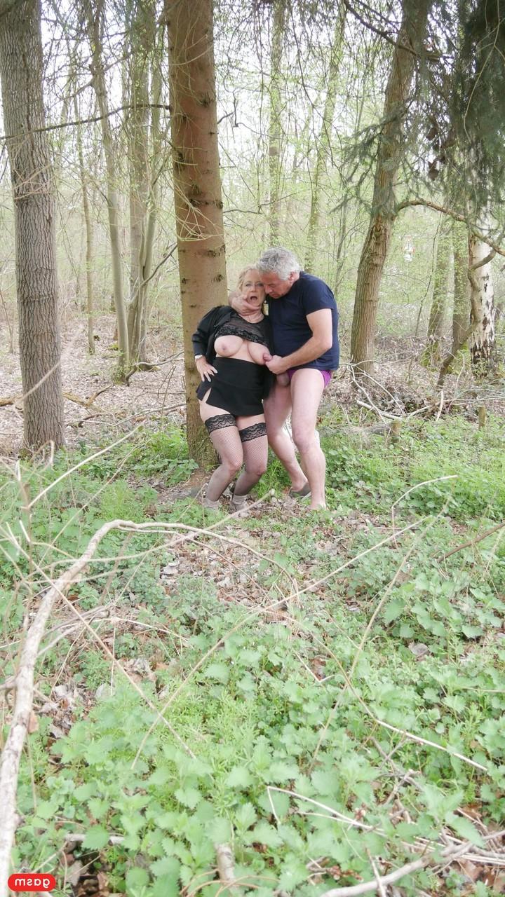 14P Une mamie allemande vigoureuse aux gros seins se fait baiser dans les bois et dans un camping-car