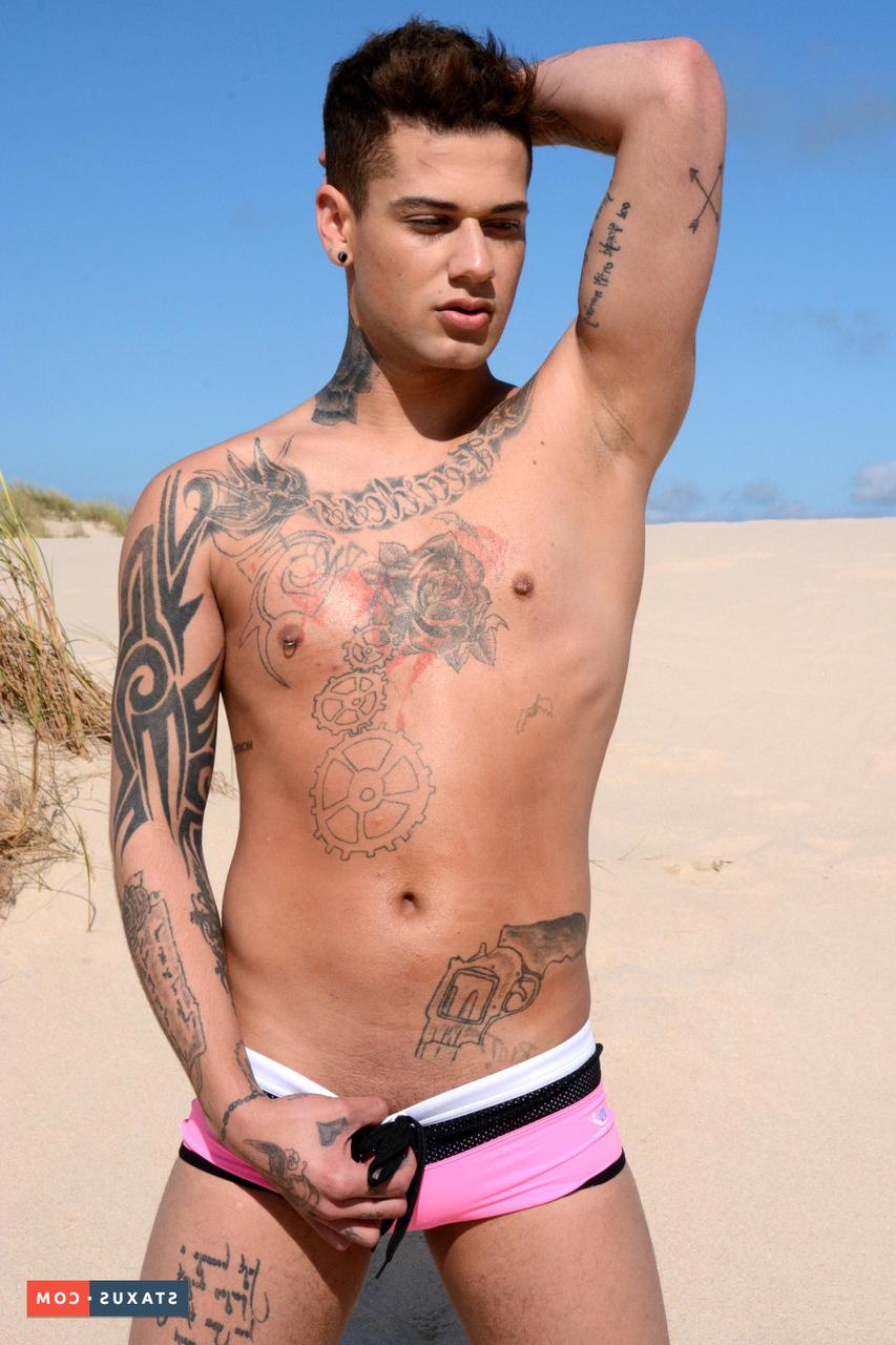 20P Tíos gays atractivos Mickey Taylor y Paul Walker follan en la playa de arena