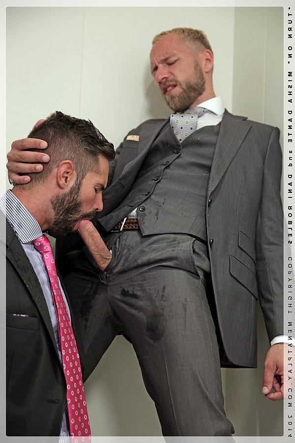 20P L'homme d'affaires gay Dani Robles se fait lécher et baiser le cul par Misha Dante