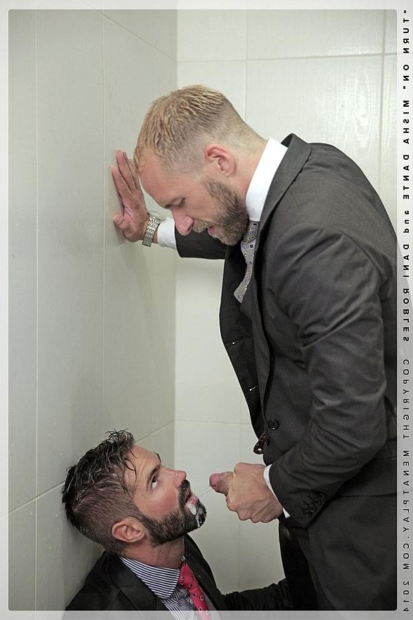 20P L'homme d'affaires gay Dani Robles se fait lécher et baiser le cul par Misha Dante