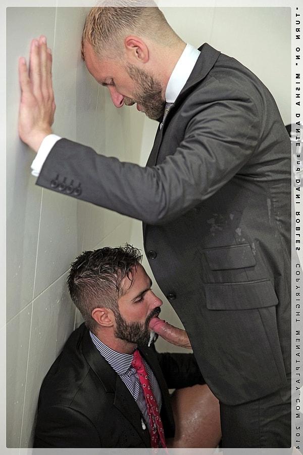 20P L'homme d'affaires gay Dani Robles se fait lécher et baiser le cul par Misha Dante