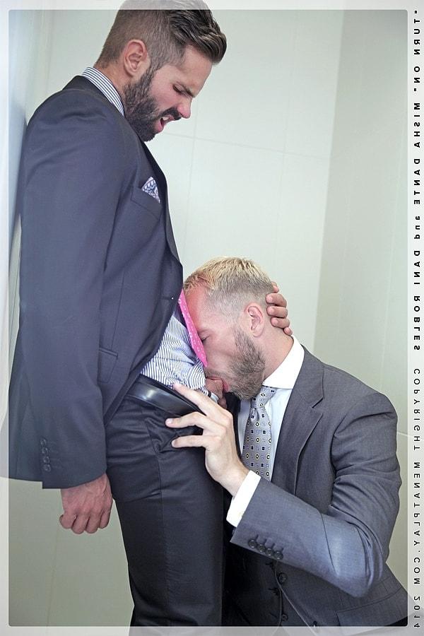 20P L'homme d'affaires gay Dani Robles se fait lécher et baiser le cul par Misha Dante