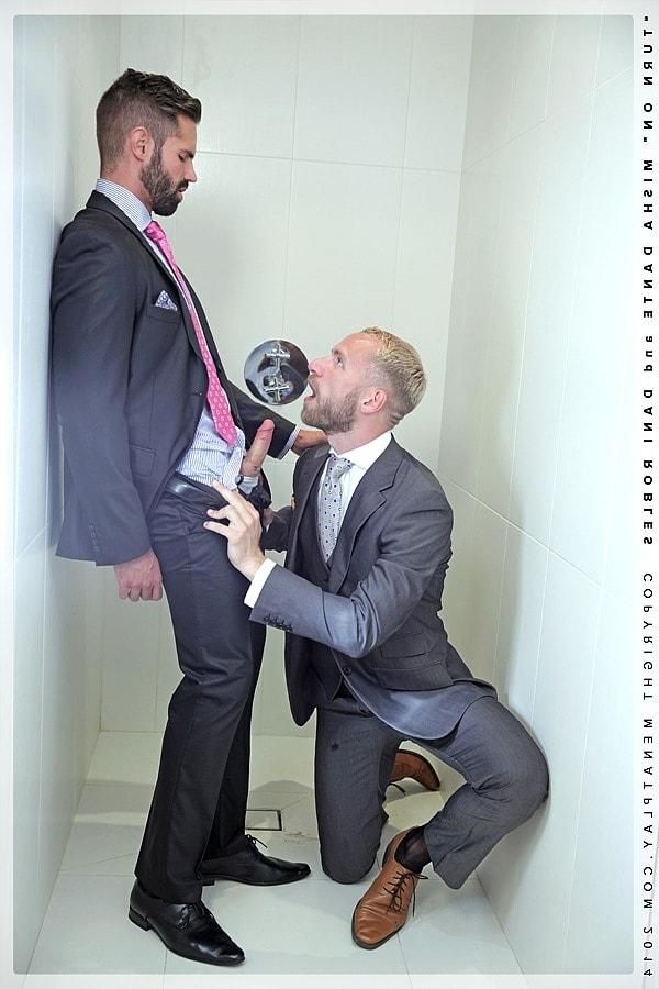 20P L'homme d'affaires gay Dani Robles se fait lécher et baiser le cul par Misha Dante