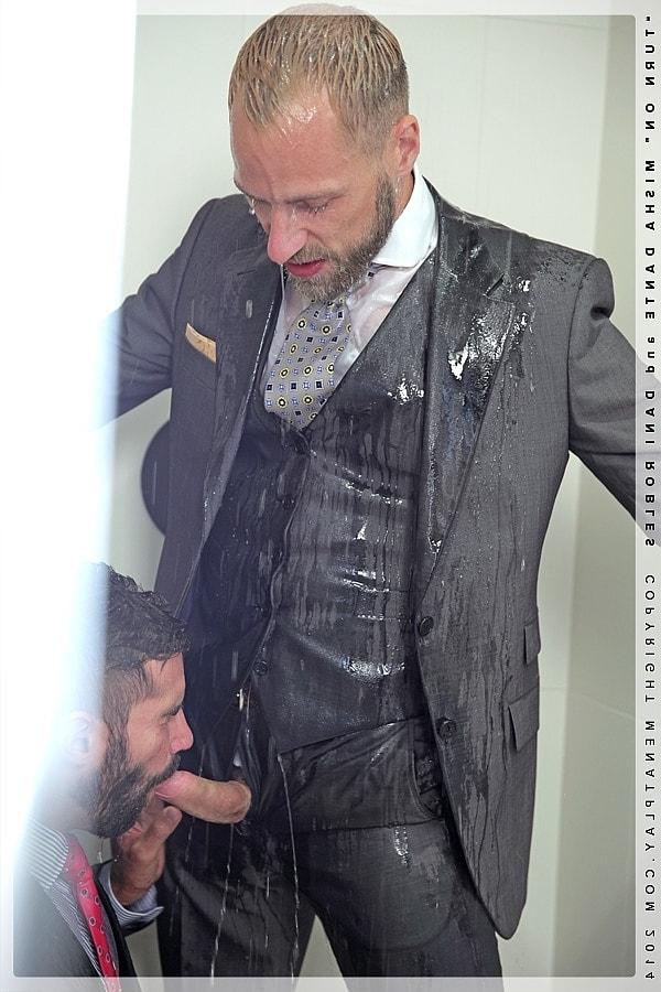 20P L'homme d'affaires gay Dani Robles se fait lécher et baiser le cul par Misha Dante