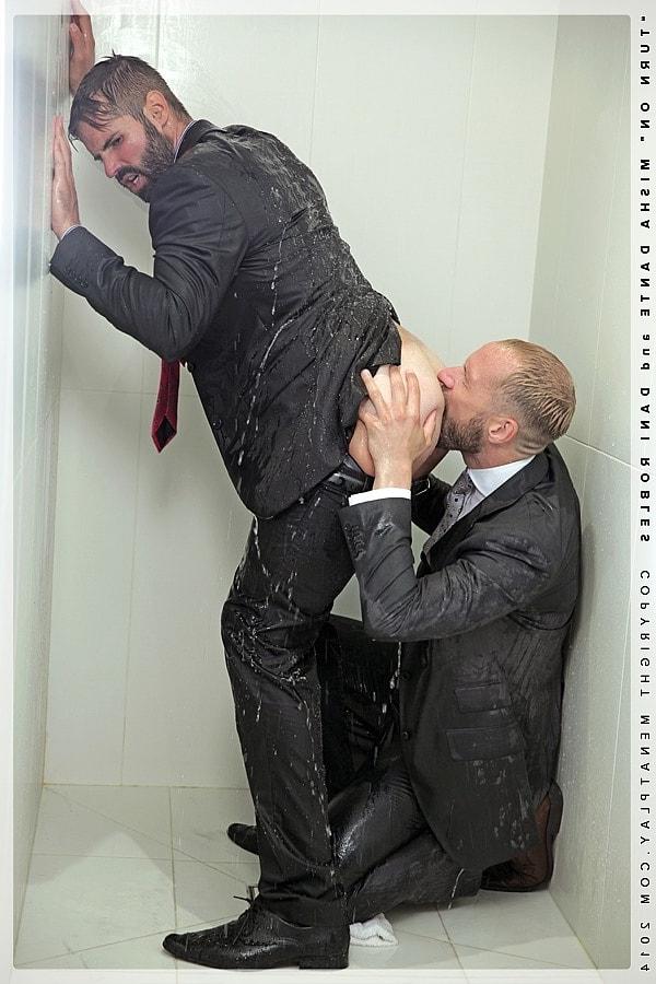 20P L'homme d'affaires gay Dani Robles se fait lécher et baiser le cul par Misha Dante