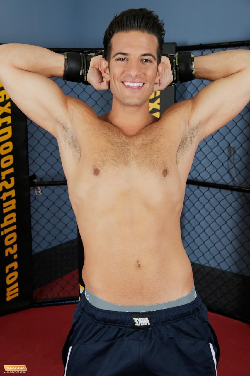 20P Der heiße schwule Boxer Joey Jay zieht sich im Fitnessstudio aus und streichelt seinen großen Schwanz
