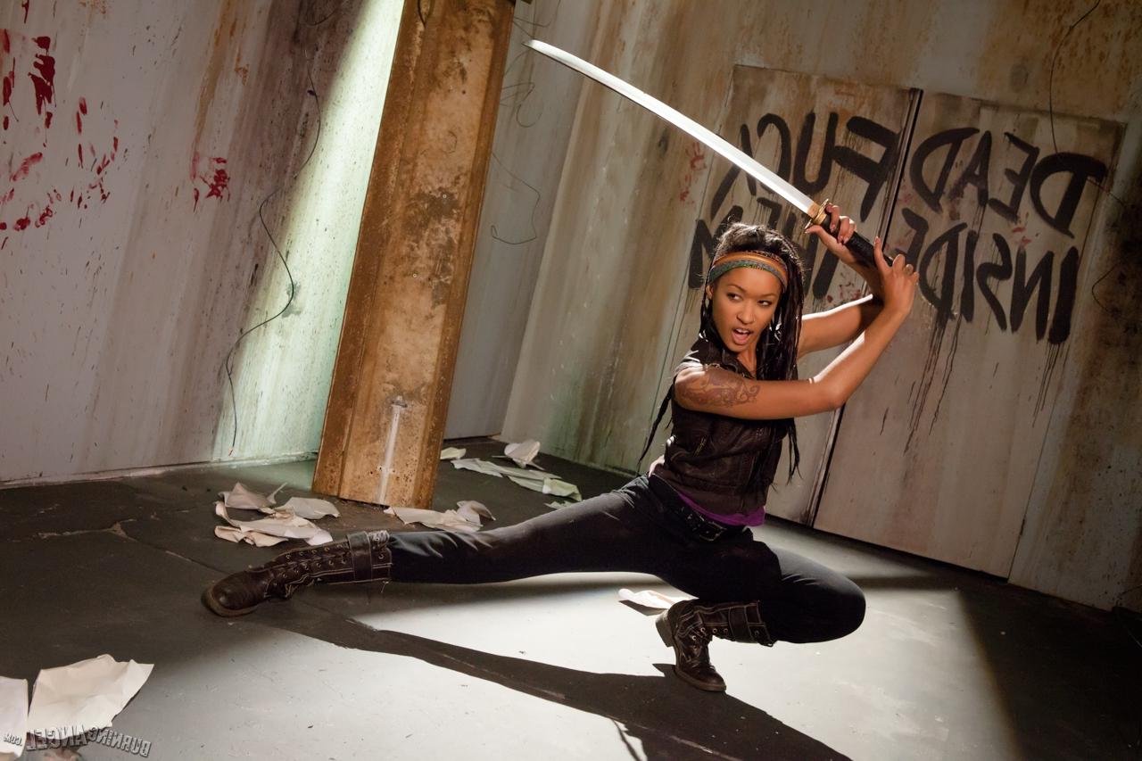15P La chaude ébène Skin Diamond se fait doigter après avoir laissé tomber son épée de samouraï