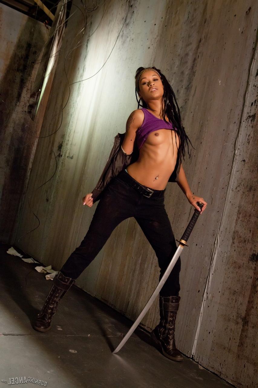 15P La chaude ébène Skin Diamond se fait doigter après avoir laissé tomber son épée de samouraï