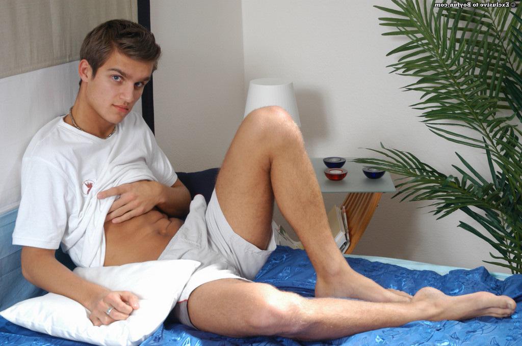 20P Der hübsche britische Junge Lukas 2 zieht sich bei einem heißen Solo im Schlafzimmer aus und holt sich einen runter
