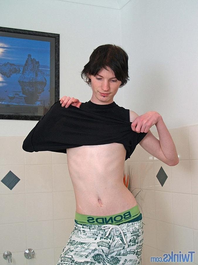 20P Twink magro sacode seu pau pequeno até ejacular no banheiro