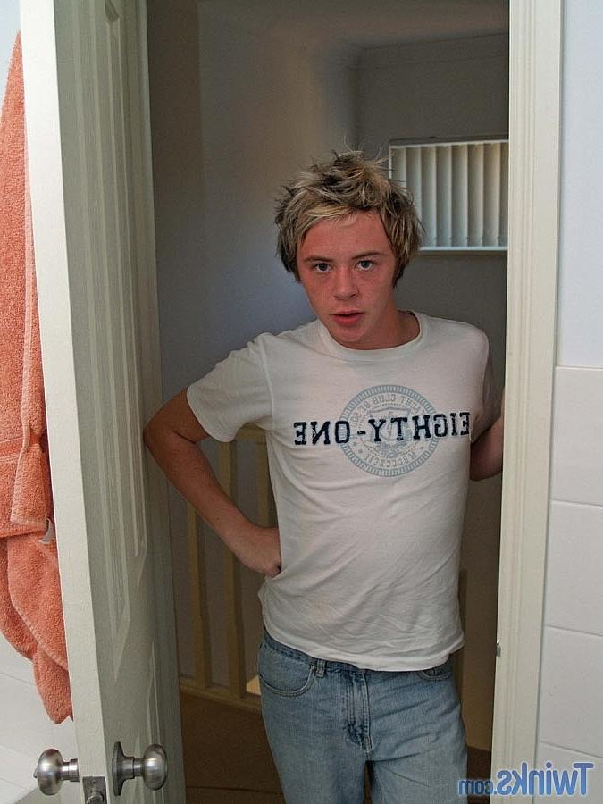 20P Twink magro sacode seu pau pequeno até ejacular no banheiro