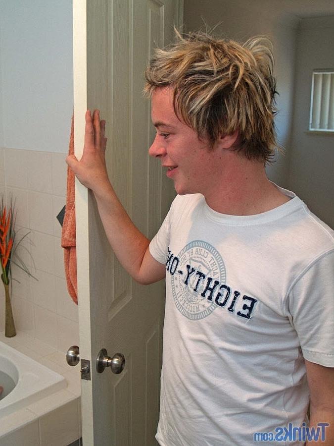 20P Twink magro sacode seu pau pequeno até ejacular no banheiro
