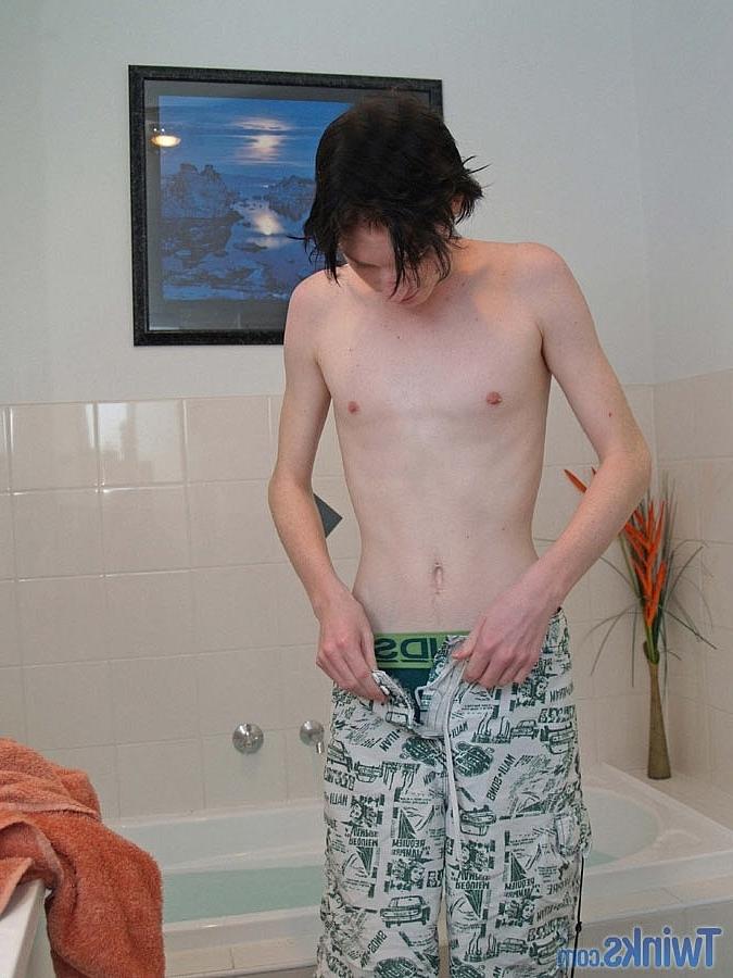 20P Twink magro sacode seu pau pequeno até ejacular no banheiro