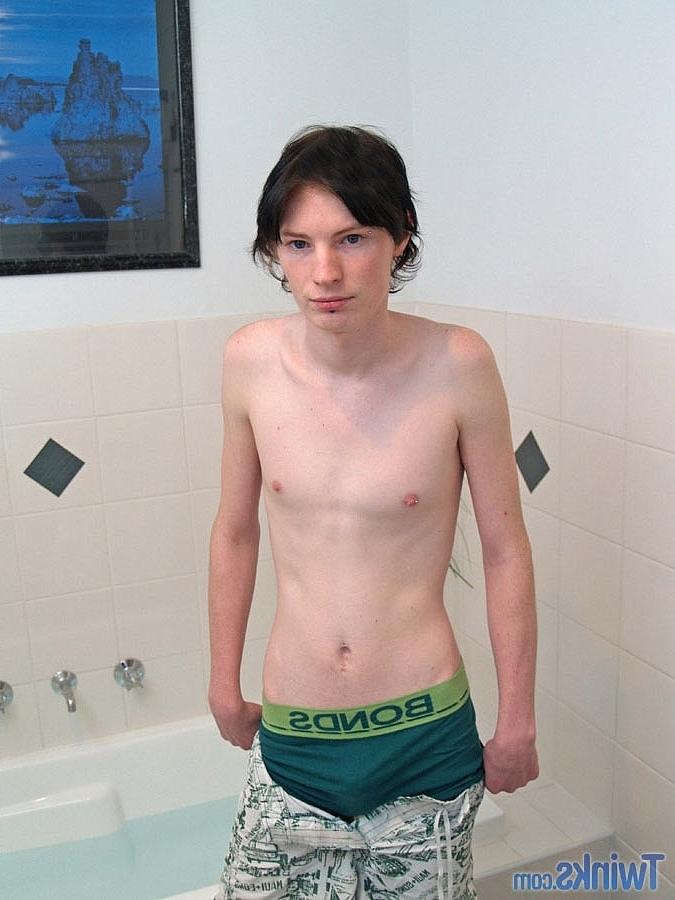 20P Twink magro sacode seu pau pequeno até ejacular no banheiro