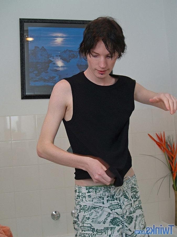 20P Twink magro sacode seu pau pequeno até ejacular no banheiro