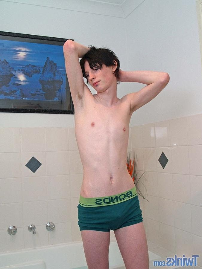 20P Twink magro sacode seu pau pequeno até ejacular no banheiro
