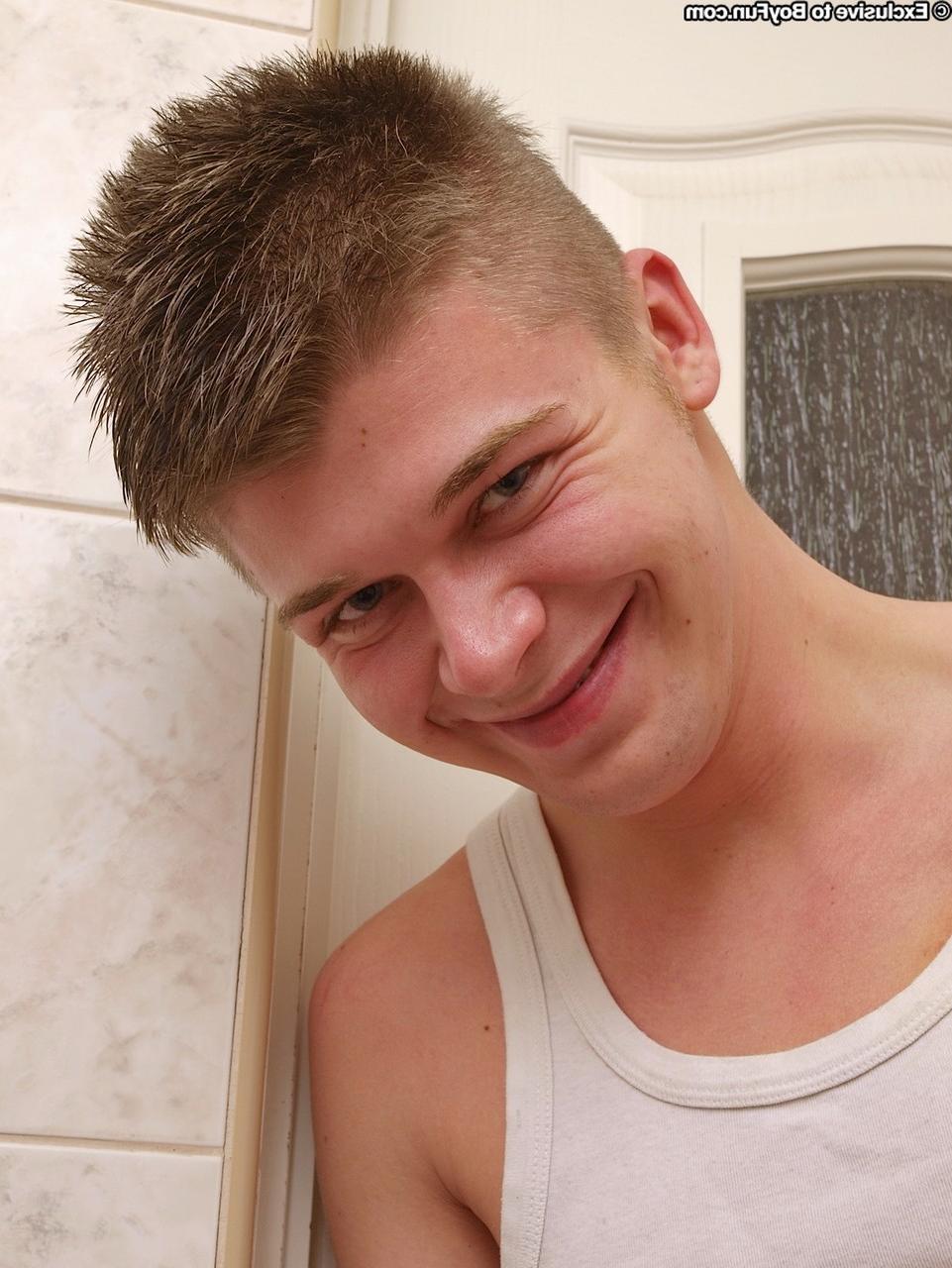 20P Der versaute schwule Teenager Manuel zieht sich in einem Solo auf der Toilette aus und holt sich einen runter