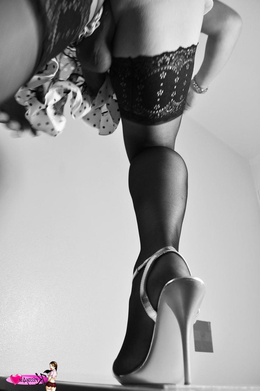 16P Grande transexuelle taquine en bas et talons hauts et joue avec son gode noir