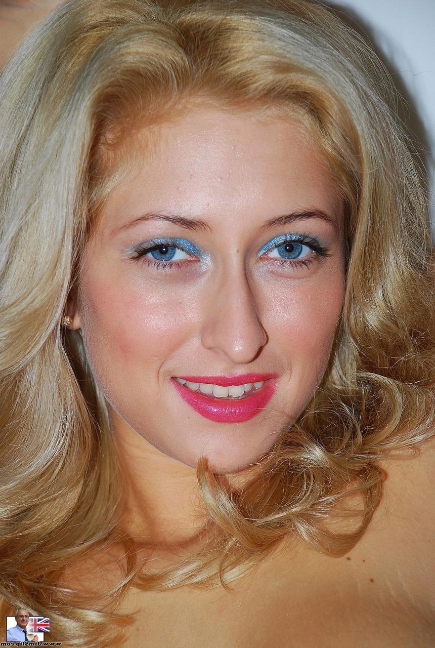 18P The look in Carina D's eyes and her seductive body are calling for hard sex