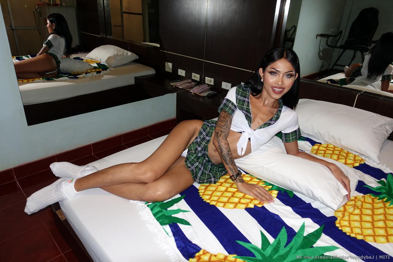 15P Travesti magra Itim mostra seu pequeno saque e seu buraco de amor anal apertado