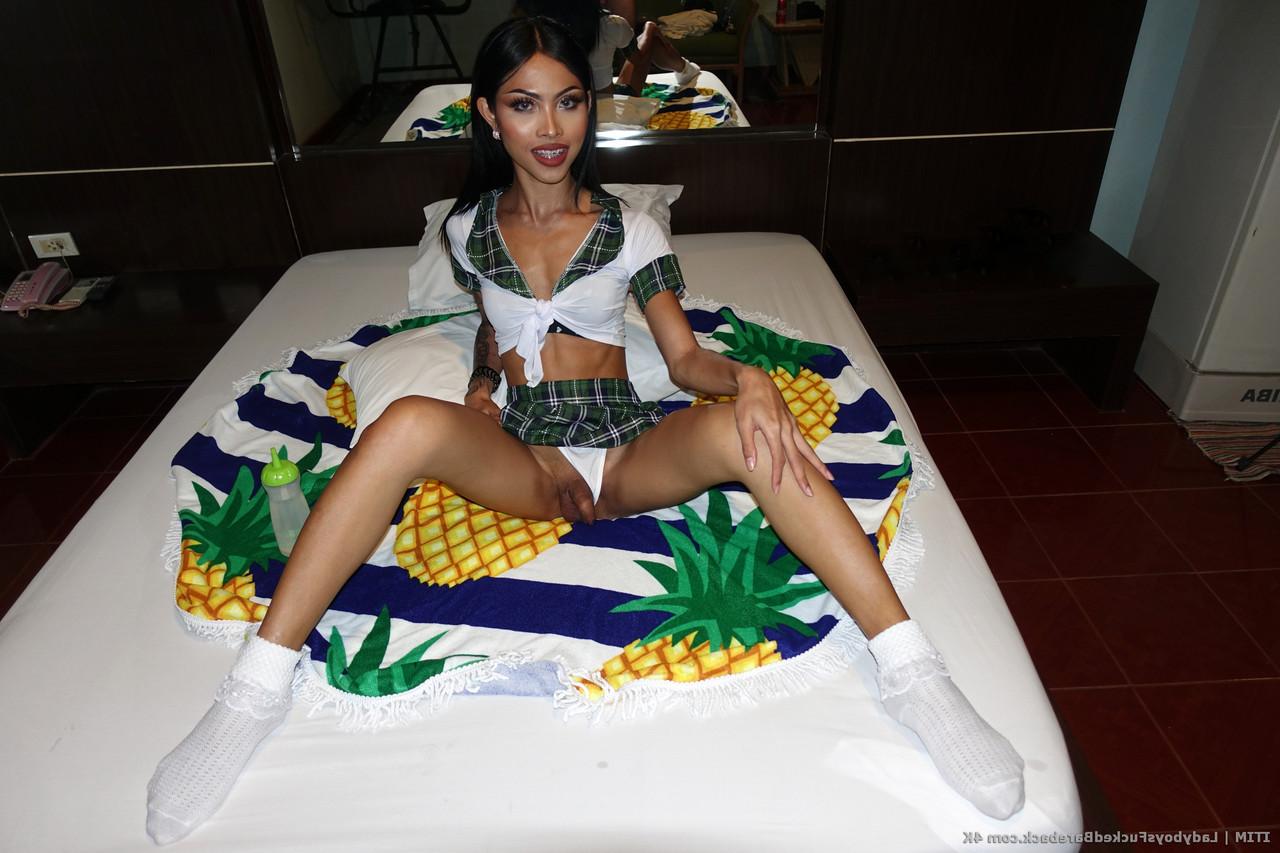 15P Travesti magra Itim mostra seu pequeno saque e seu buraco de amor anal apertado