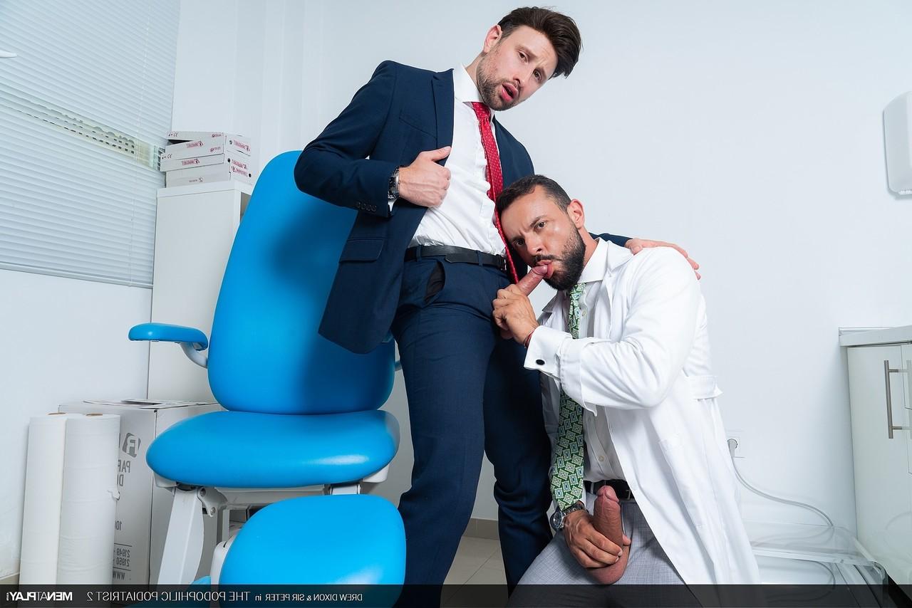 20P El doctor gay dotado Sir Peter tiene sexo anal duro con su paciente Drew Dixon