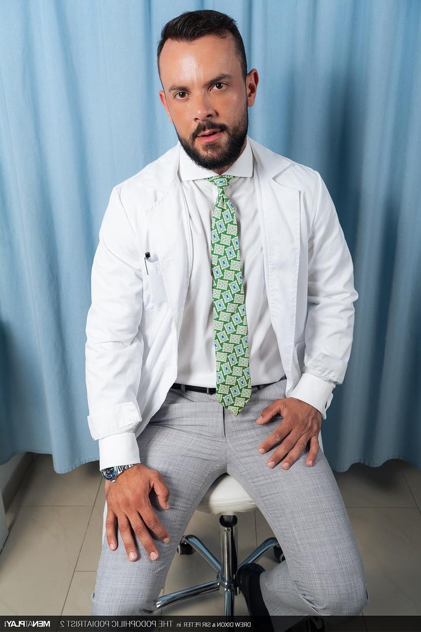 20P El doctor gay dotado Sir Peter tiene sexo anal duro con su paciente Drew Dixon