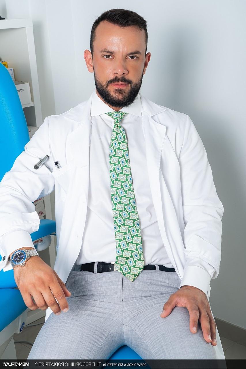 20P El doctor gay dotado Sir Peter tiene sexo anal duro con su paciente Drew Dixon