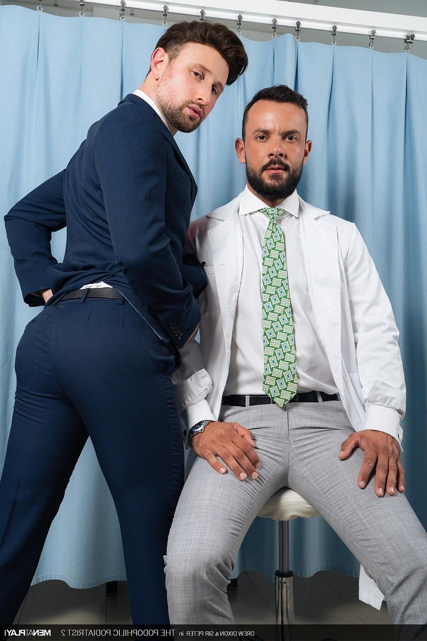 20P El doctor gay dotado Sir Peter tiene sexo anal duro con su paciente Drew Dixon