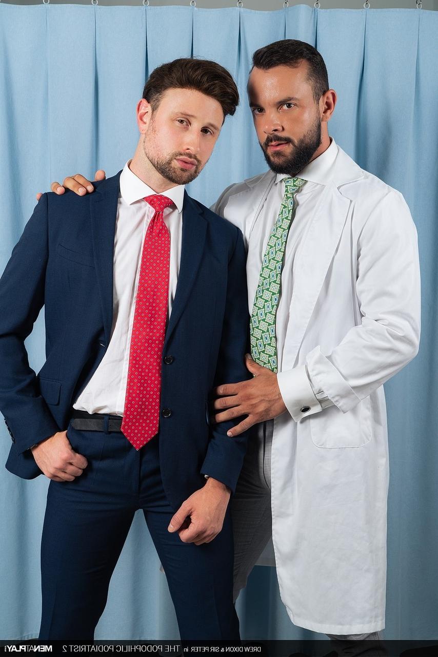 20P El doctor gay dotado Sir Peter tiene sexo anal duro con su paciente Drew Dixon
