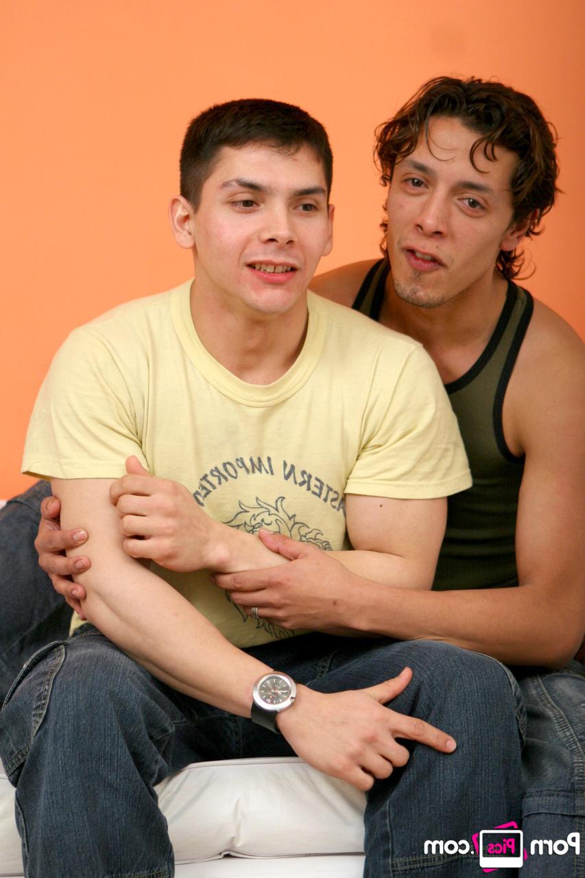 20P Latinos gays fofos Alexander e Julian se envolvendo em ação anal amadora quente