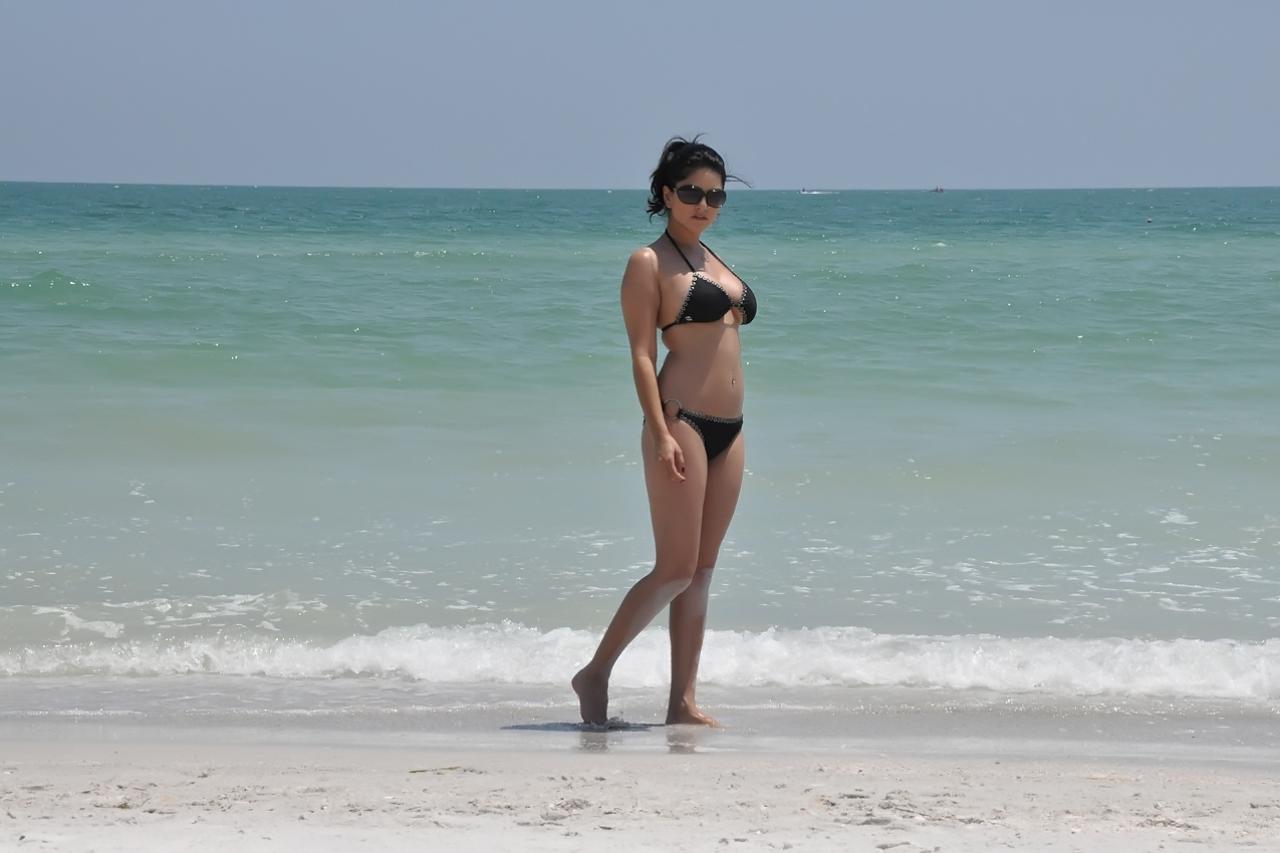 20P A estrela pornográfica indiana MILF Sunny Leone posa na praia em um biquíni gostoso