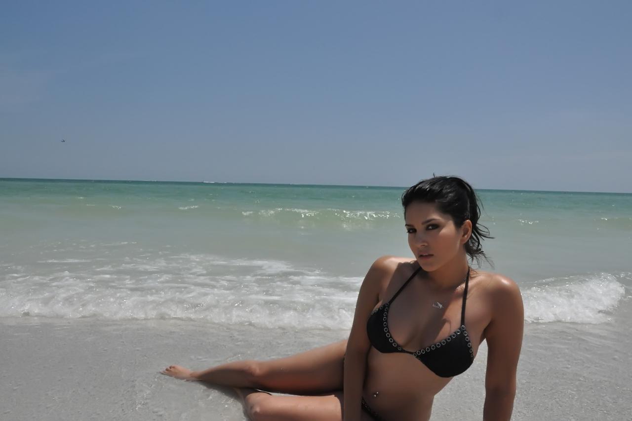 20P A estrela pornográfica indiana MILF Sunny Leone posa na praia em um biquíni gostoso