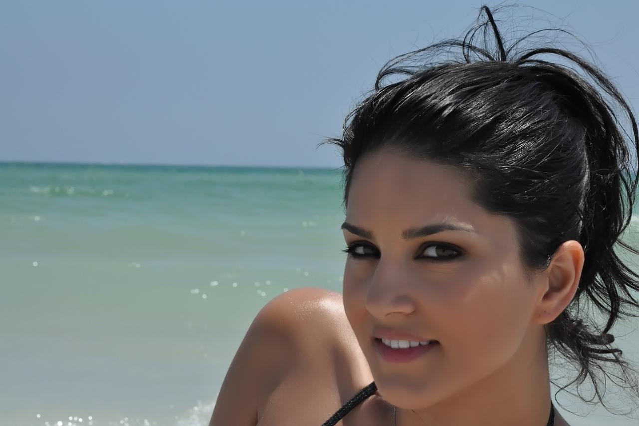20P A estrela pornográfica indiana MILF Sunny Leone posa na praia em um biquíni gostoso