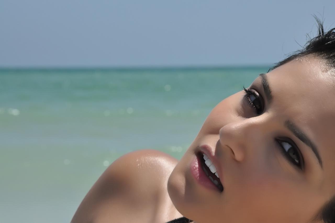 20P A estrela pornográfica indiana MILF Sunny Leone posa na praia em um biquíni gostoso