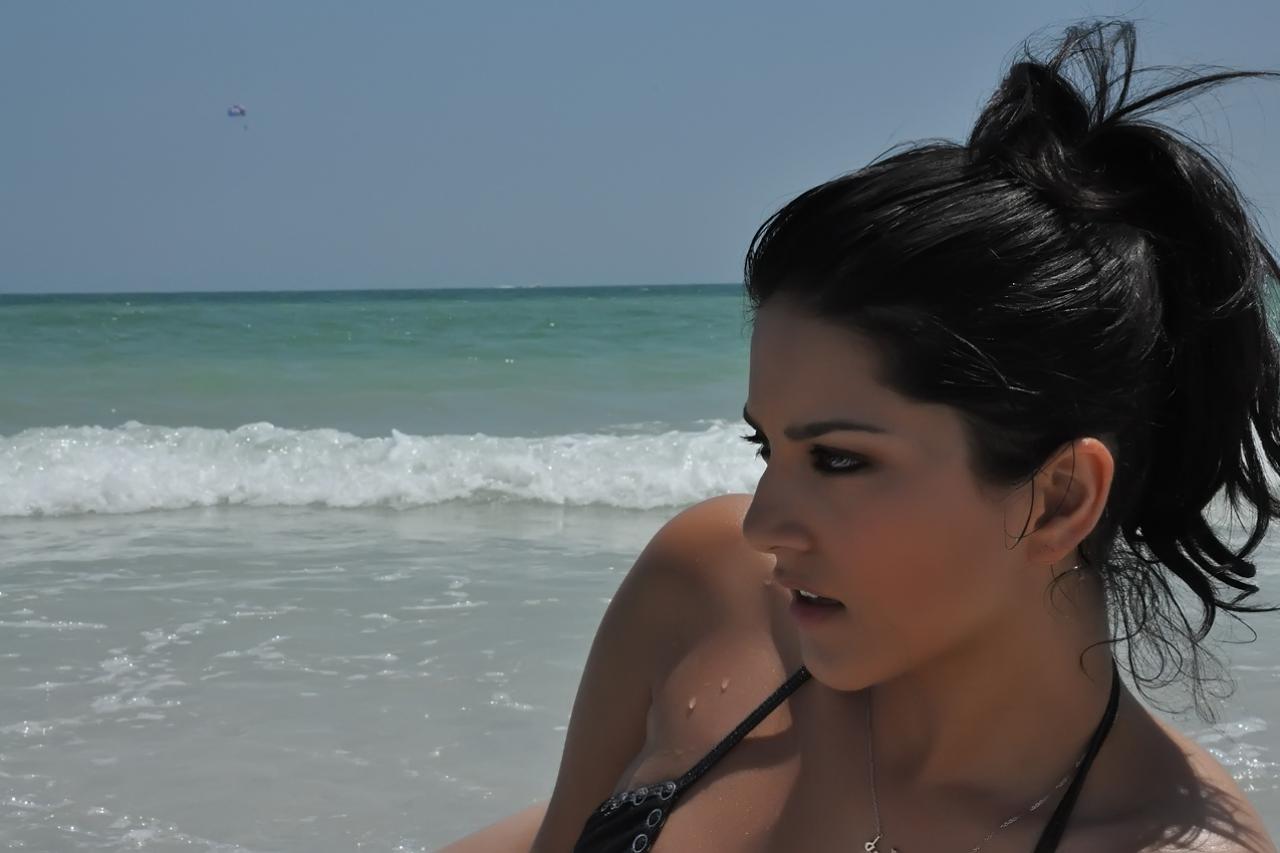 20P A estrela pornográfica indiana MILF Sunny Leone posa na praia em um biquíni gostoso