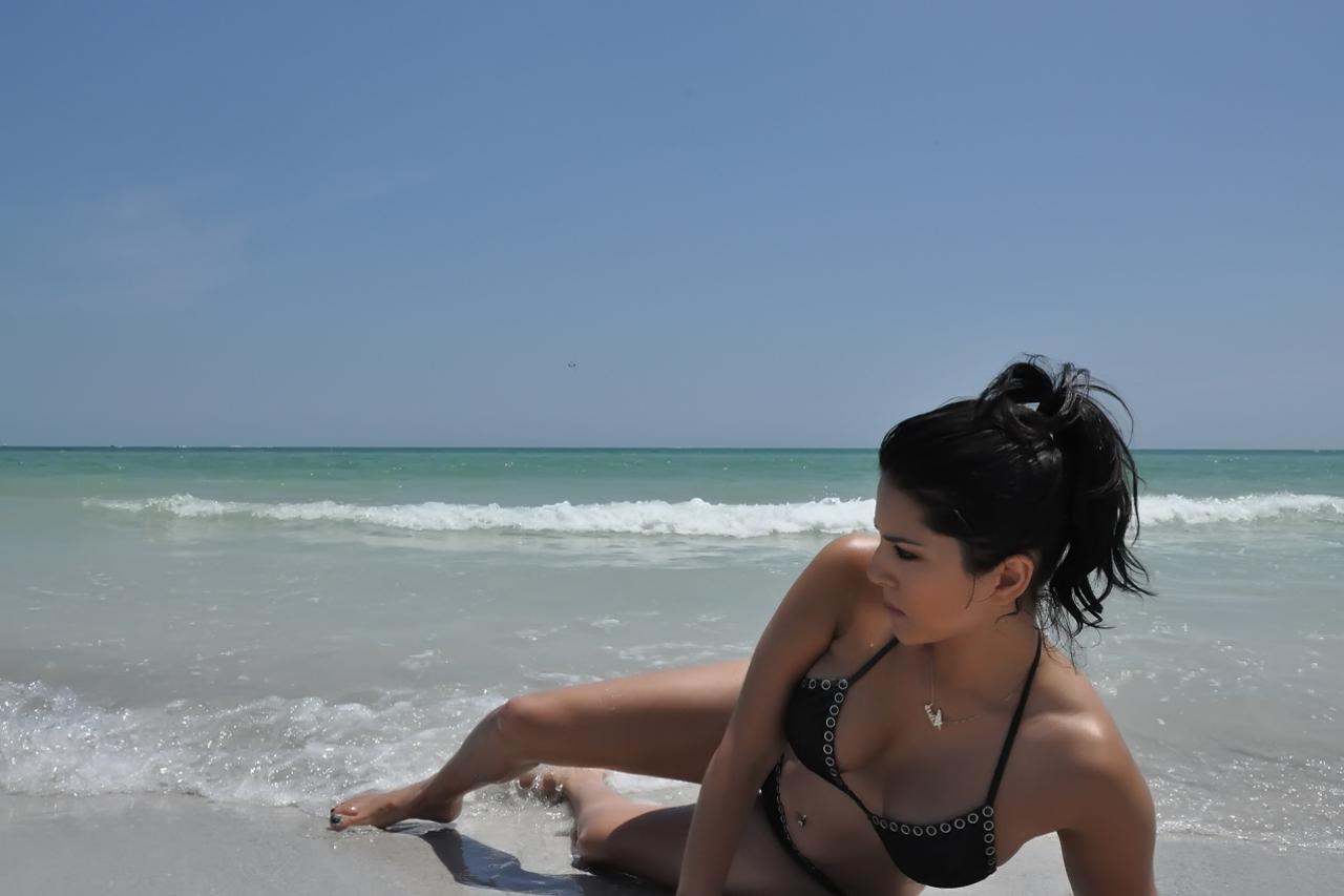 20P A estrela pornográfica indiana MILF Sunny Leone posa na praia em um biquíni gostoso