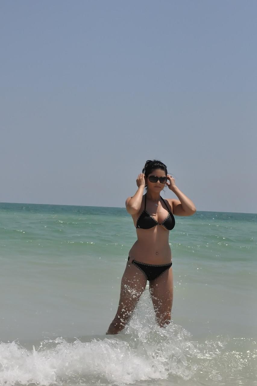 20P A estrela pornográfica indiana MILF Sunny Leone posa na praia em um biquíni gostoso