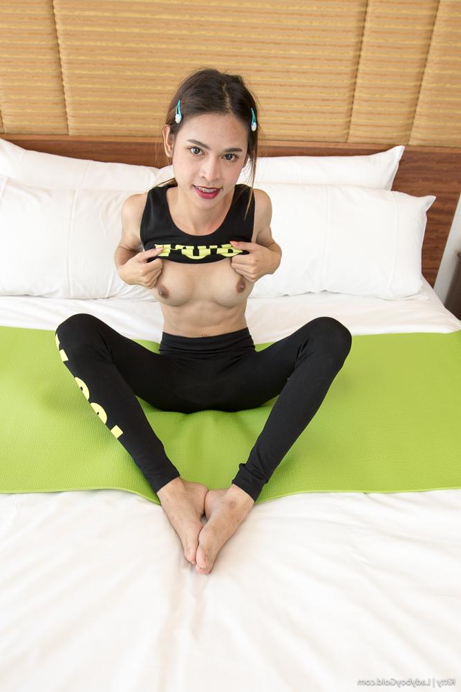 16P Ladyboy Gold com fotos de nudez de Kitty