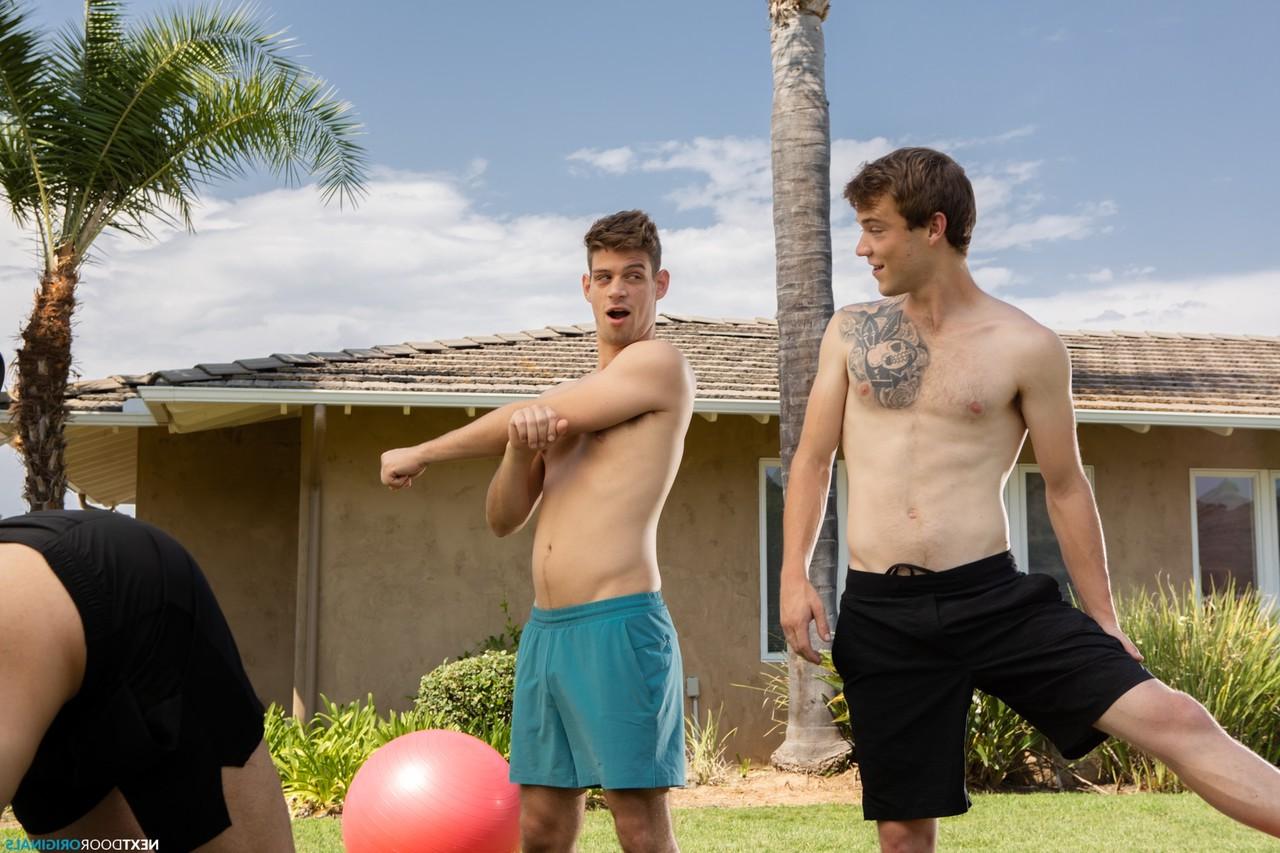 20P Les gays sexy Michael Del Ray et Scott Finn se chevauchent la bite dure